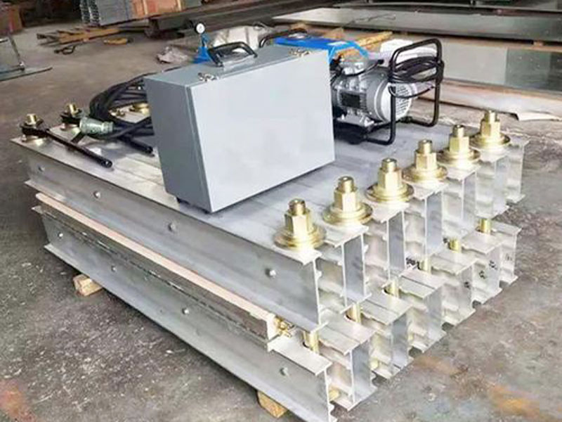 Rubber vulcanizing press
