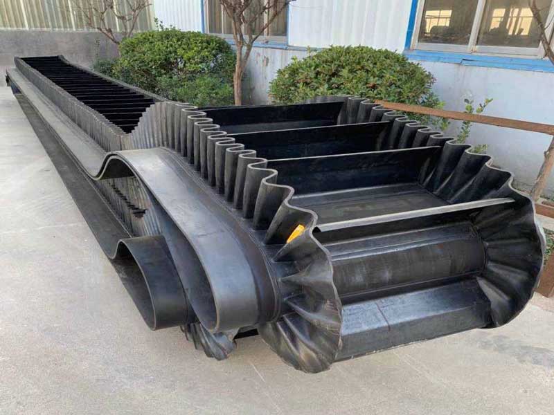 Corrugated sidewall conveyor belt