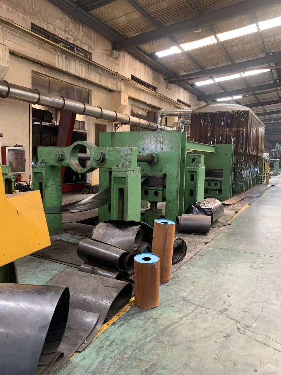 Vulcanization under controlled pressure
